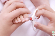 满月的小孩可以剪指甲吗 新生儿出生几天可以剪指甲